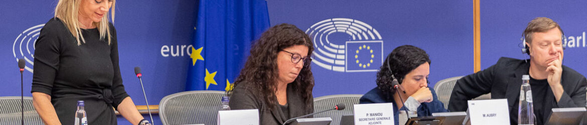 Η Μαρία Καρυστιανού στο Ευρωκοινοβούλιο, μαζί με τους ευρωβουλευτές της Αριστεράς Manon Aubry και Martin Schirdewan.