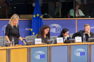 Η Μαρία Καρυστιανού στο Ευρωκοινοβούλιο, μαζί με τους ευρωβουλευτές της Αριστεράς Manon Aubry και Martin Schirdewan.