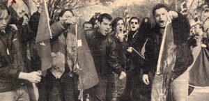 Διαδήλωση της νεοναζιστικής εγκληματικής οργάνωσης "Χρυσή Αυγή" το 1996. Στο μέσον ο βουλευτής της Νέας Δημοκρατίας Θάνος Πλεύρης, γιος του νεοναζί Κωνσταντίνου Πλεύρη.